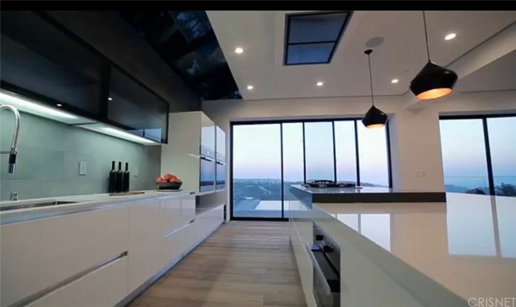 2484 Roscomare Road Los Angeles, CA 90077 - Photo 3 of 16