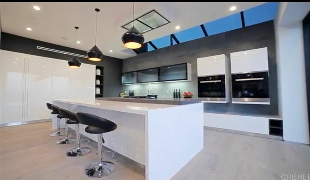 2484 Roscomare Road Los Angeles, CA 90077 - Photo 4 of 16