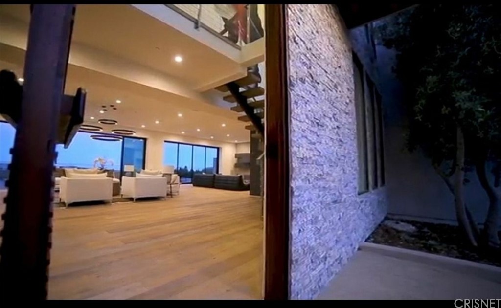 2484 Roscomare Road Los Angeles, CA 90077 - Photo 5 of 16