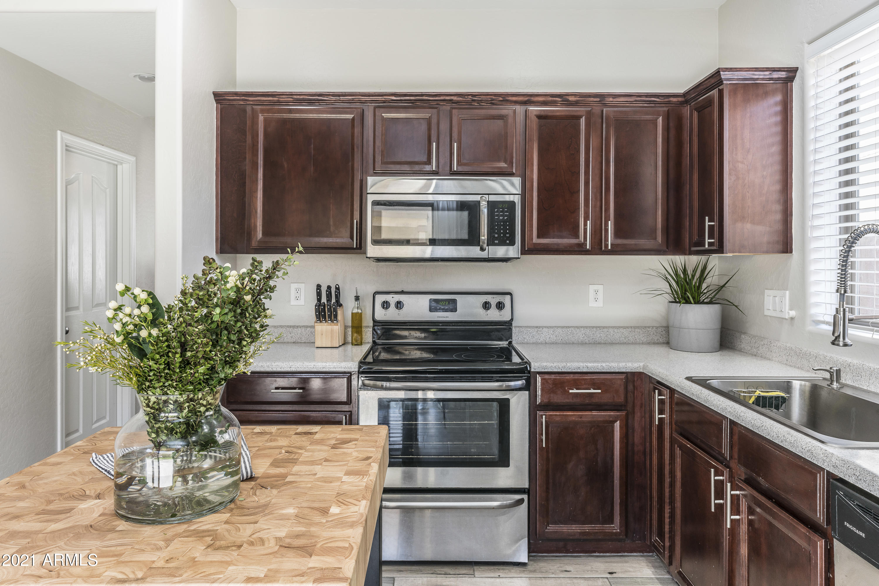 4483 East Del Rio Street Gilbert, AZ 85295 - Photo 5 of 51 DSC09640