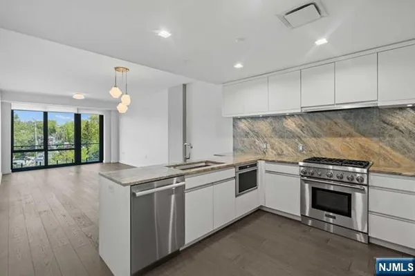 $4,750 | 320 Adolphus Avenue, Unit 404, Cliffside Park, NJ 07010