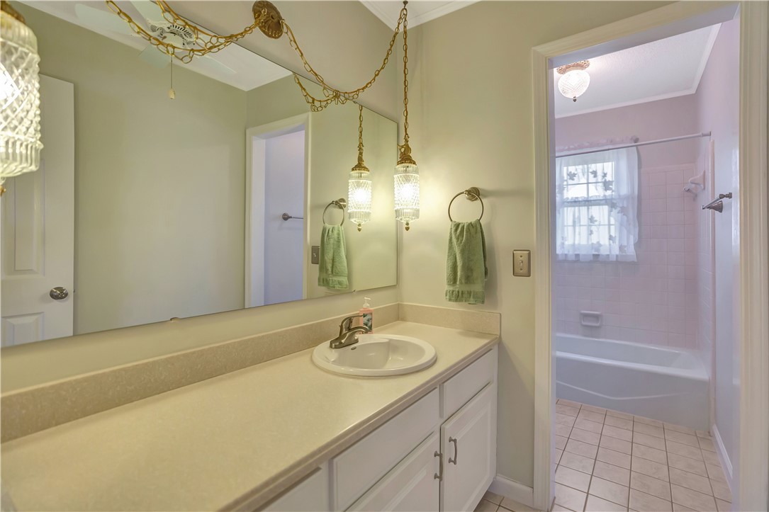 302 Broadway Lake Road Anderson, SC 29621 - Photo 22 of 39 Hall bath