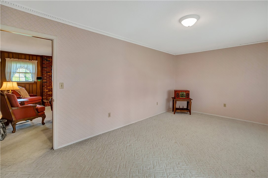 302 Broadway Lake Road Anderson, SC 29621 - Photo 6 of 39 Front room