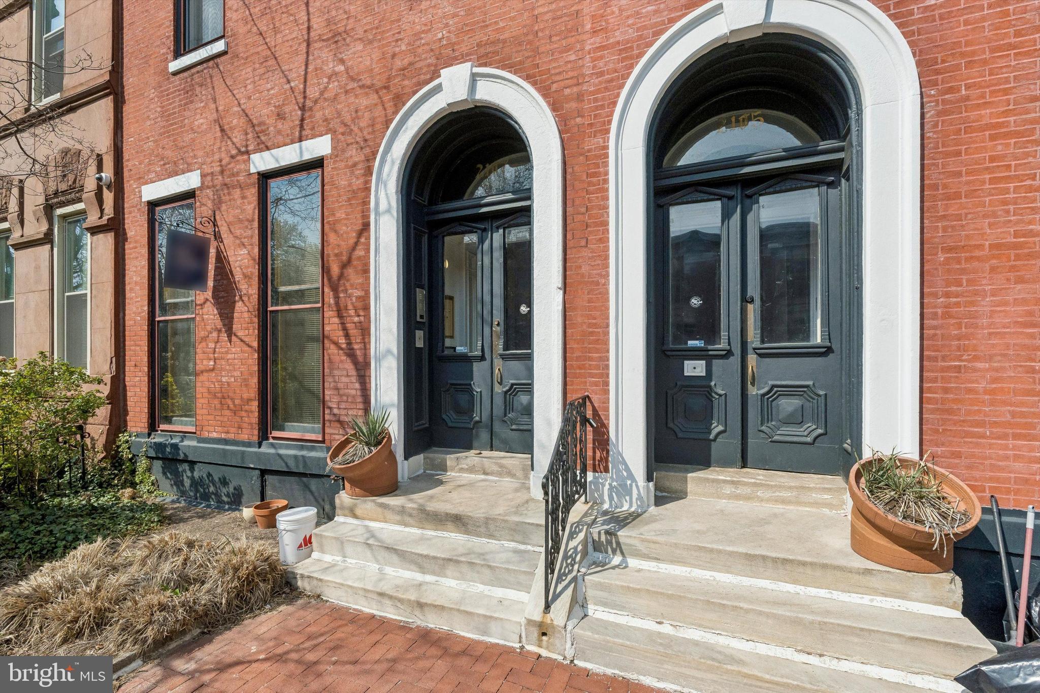 2105 Green Street, Unit 3R Philadelphia, PA 19130 - Photo 3 of 11 a front view of a house