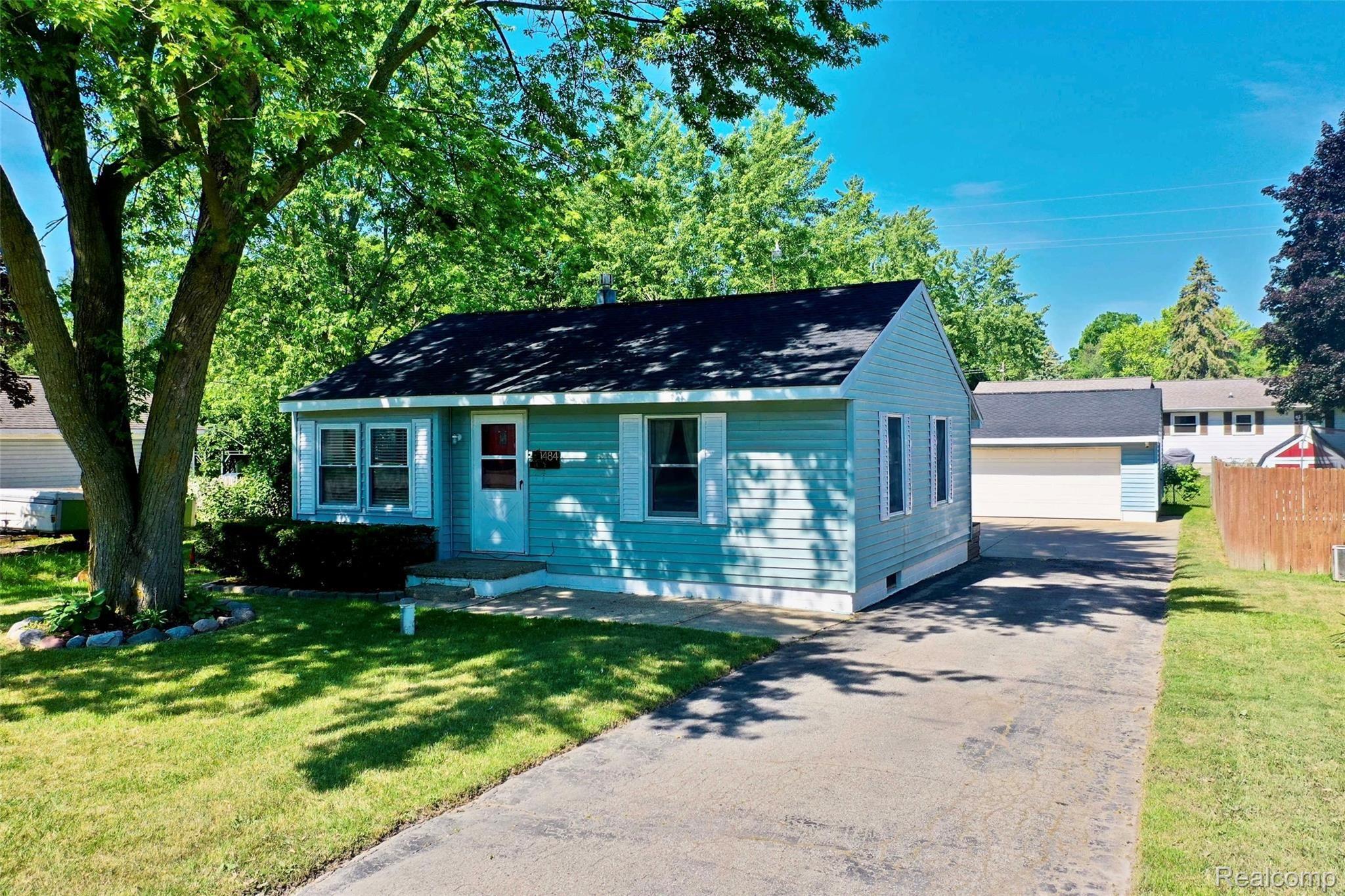 1484 Belsay Road Burton, MI 48509 - Photo 1 of 44 ED89AE22-4E0A-4230-9BA4-ED4C4DA8978B_1_201_a.jpeg