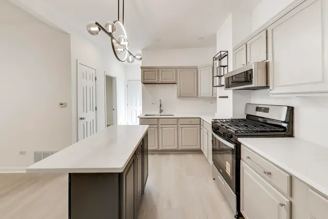 $1,700 | 912 North Ashland Avenue, Unit 3C, Chicago, IL 60622