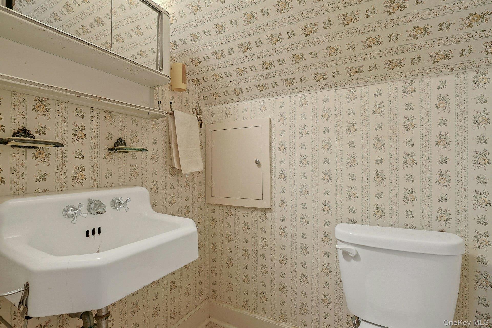 31 Townline Road Pearl River, NY 10965 - Photo 20 of 27 a bathroom with a bathtub and a toilet