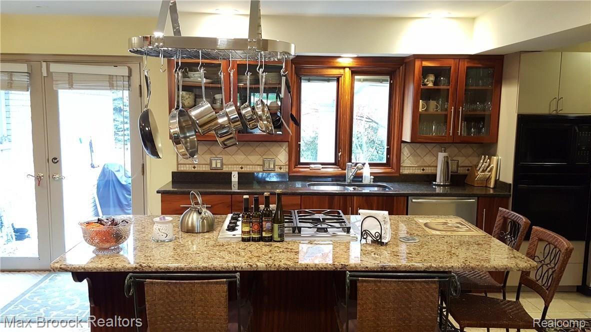 1879 Packer Road Bloomfield Hills, MI 48302 - Photo 4 of 30 Chef's kitchen open and beautifully designed