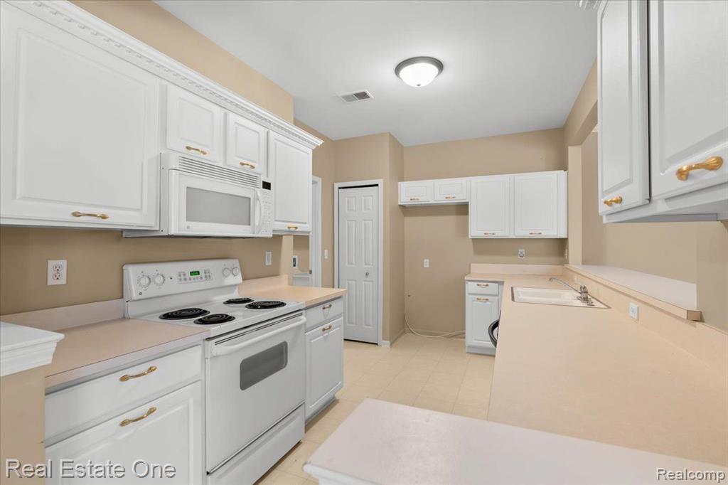 1818 Flagstone Circle, Unit 34 Rochester, MI 48307 - Photo 12 of 27 Gallery Image 12