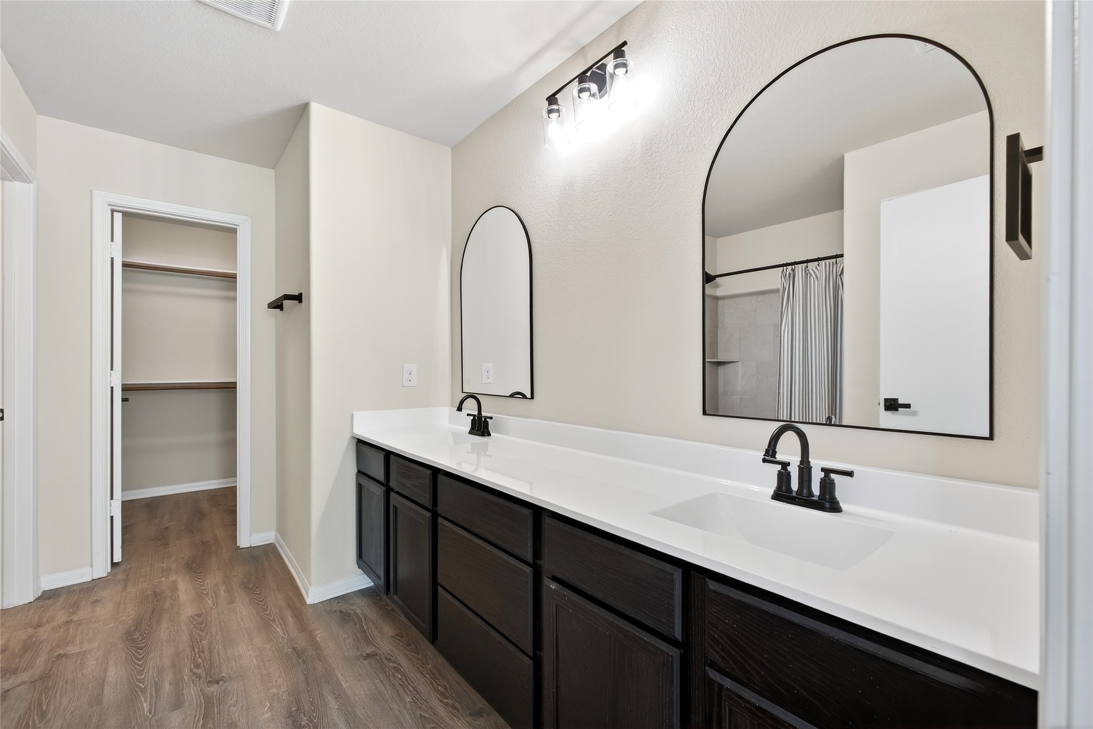 2306 Garden Square Path Spring, TX 77386 - Photo 25 of 50 Primary Bathroom with new hardware, mirrors and resurfaced counters and tub