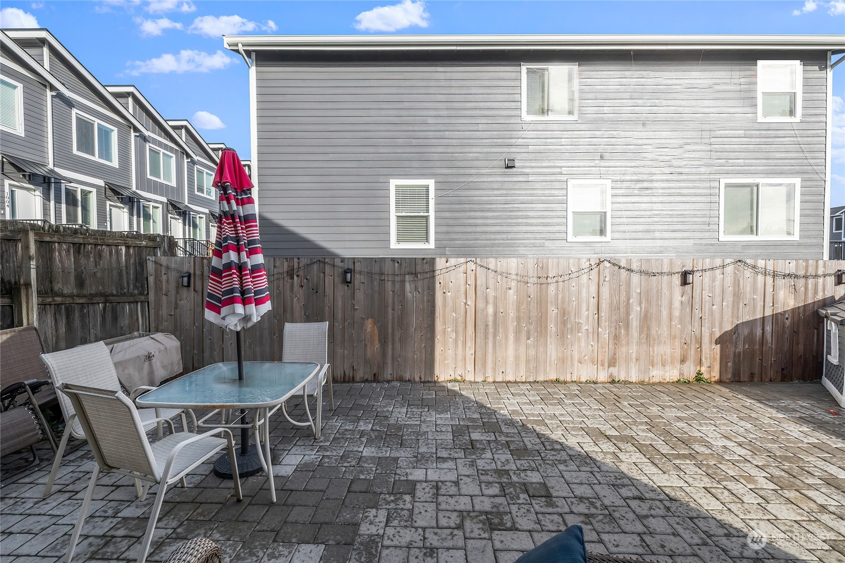 3992 Broadmoor Loop Bremerton, WA 98310 - Photo 25 of 34 a backyard of a house with a table and chairs