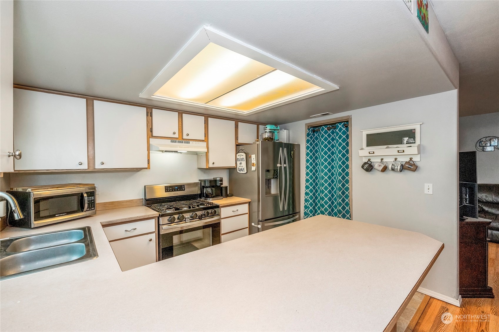 3992 Broadmoor Loop Bremerton, WA 98310 - Photo 10 of 34 a kitchen with granite countertop a stove a sink and a refrigerator