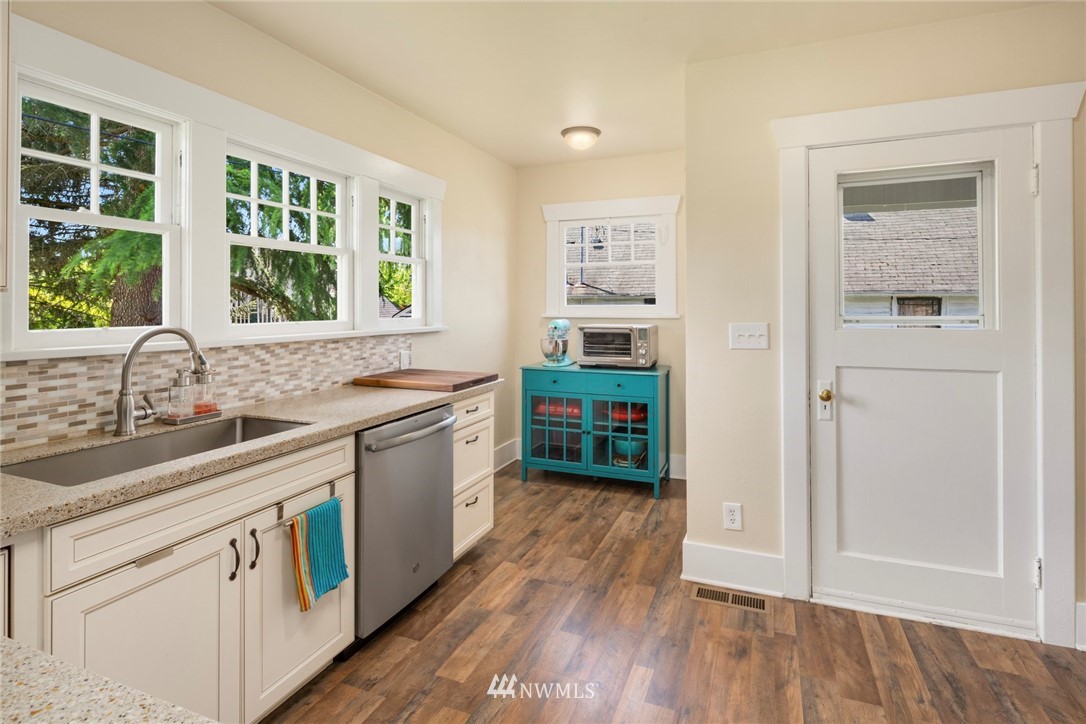 1905 Talbot Road South Renton, WA 98055 - Photo 12 of 27