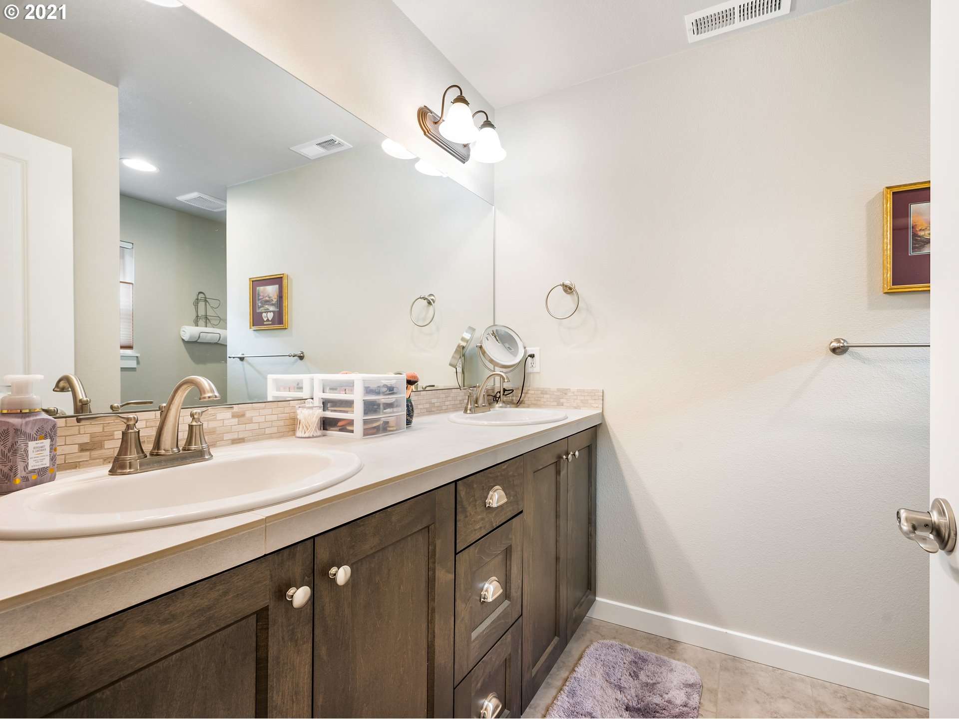 1133 South Union Place Ridgefield, WA 98642 - Photo 16 of 27 a bathroom with 2 sink and a mirror
