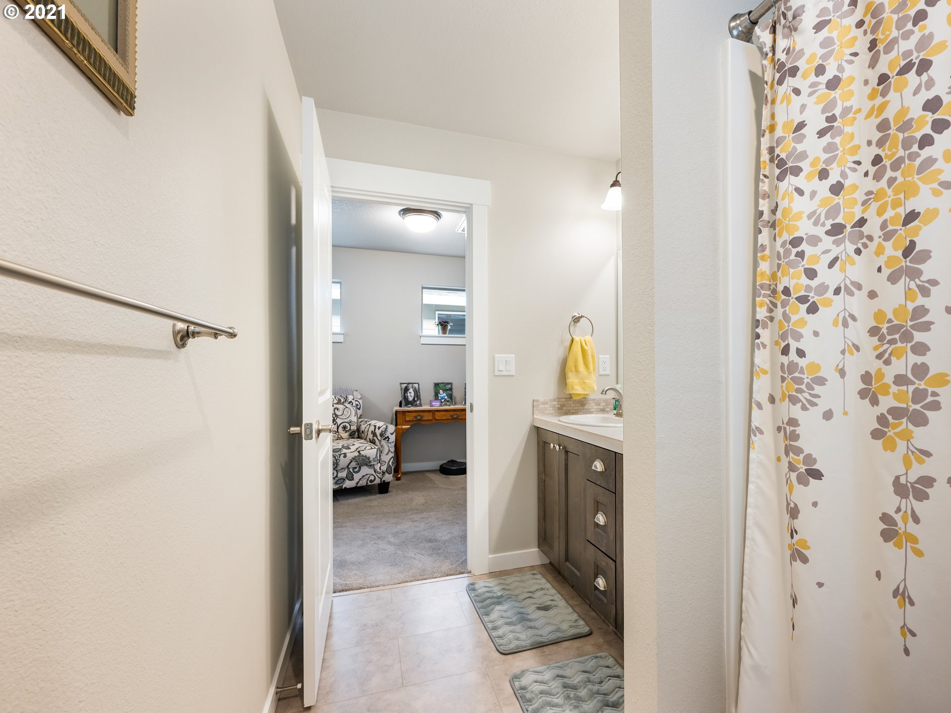 1133 South Union Place Ridgefield, WA 98642 - Photo 21 of 27 a en suite bathroom with a sink toilet and shower