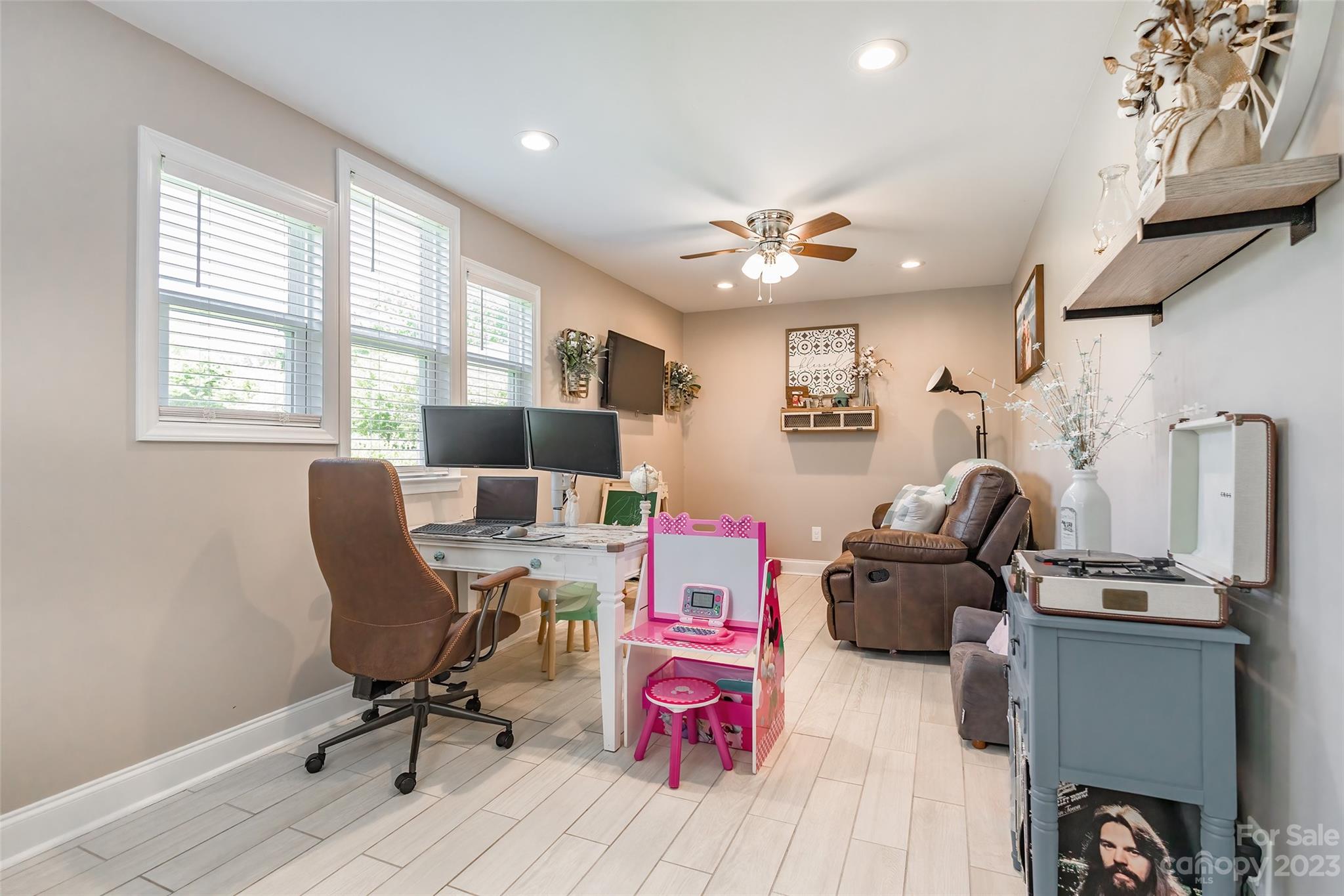 1514 Shiloh Unity Road Lancaster, SC 29720 - Photo 20 of 26 a living room with furniture