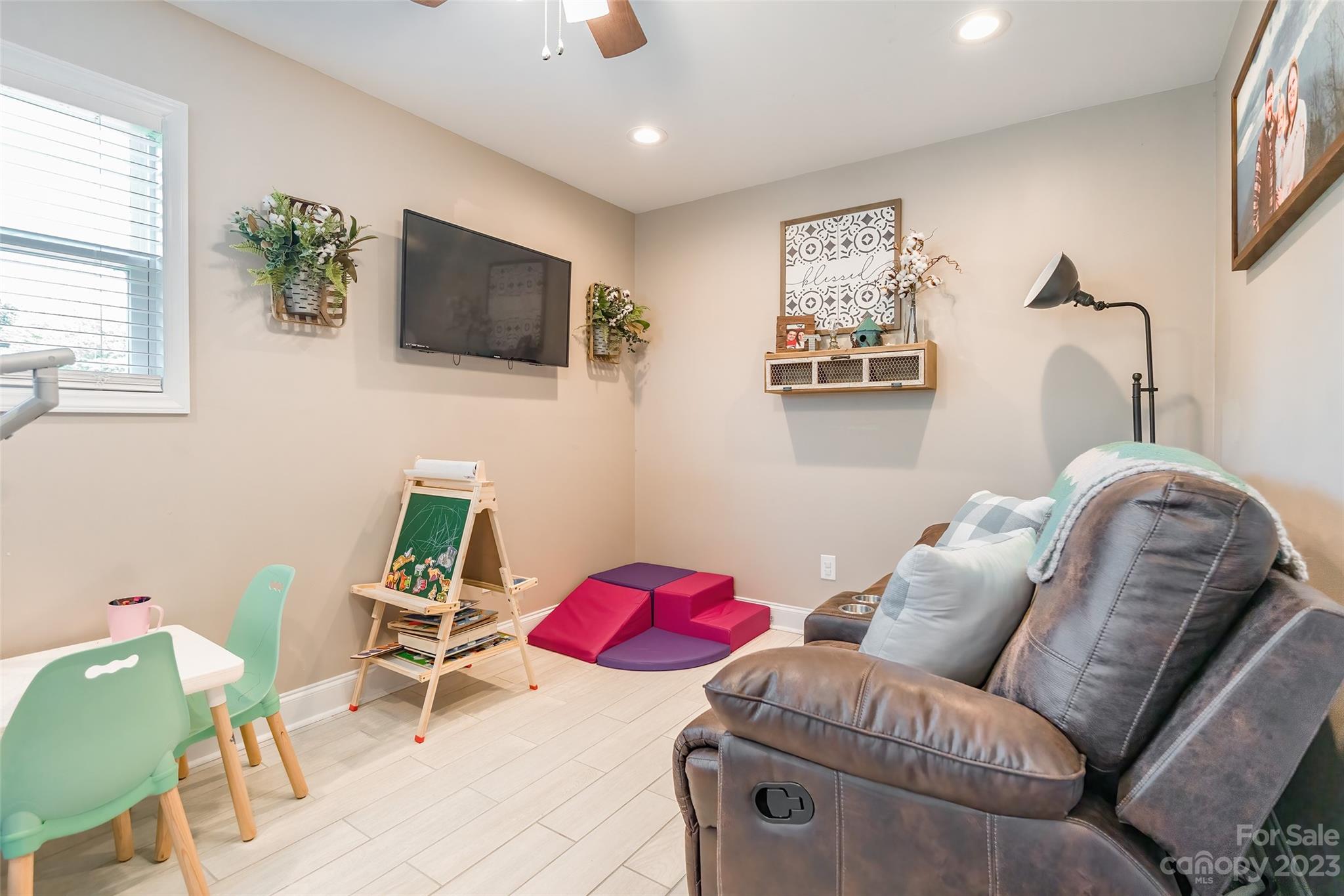1514 Shiloh Unity Road Lancaster, SC 29720 - Photo 21 of 26 a living room with furniture and a flat screen tv