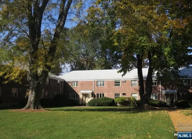 $1,800 | 145 East Clinton Avenue, Unit 6B, Bergenfield, NJ 07621