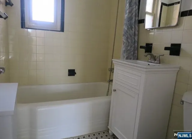 $1,800 | 145 East Clinton Avenue, Unit 6B, Bergenfield, NJ 07621