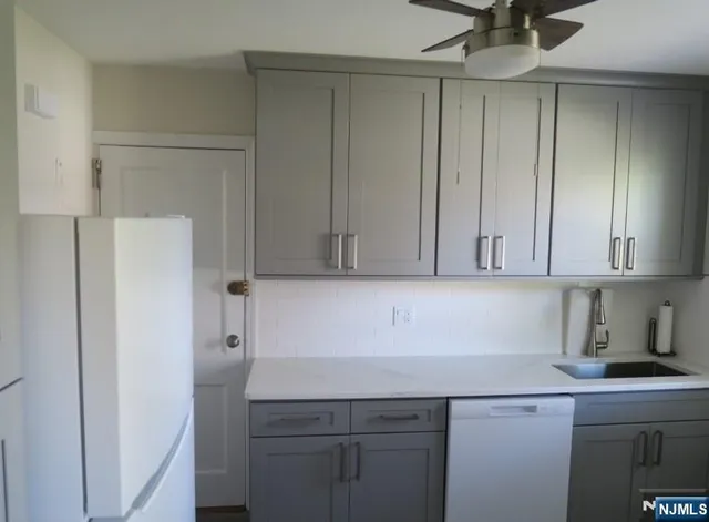 $1,800 | 145 East Clinton Avenue, Unit 6B, Bergenfield, NJ 07621