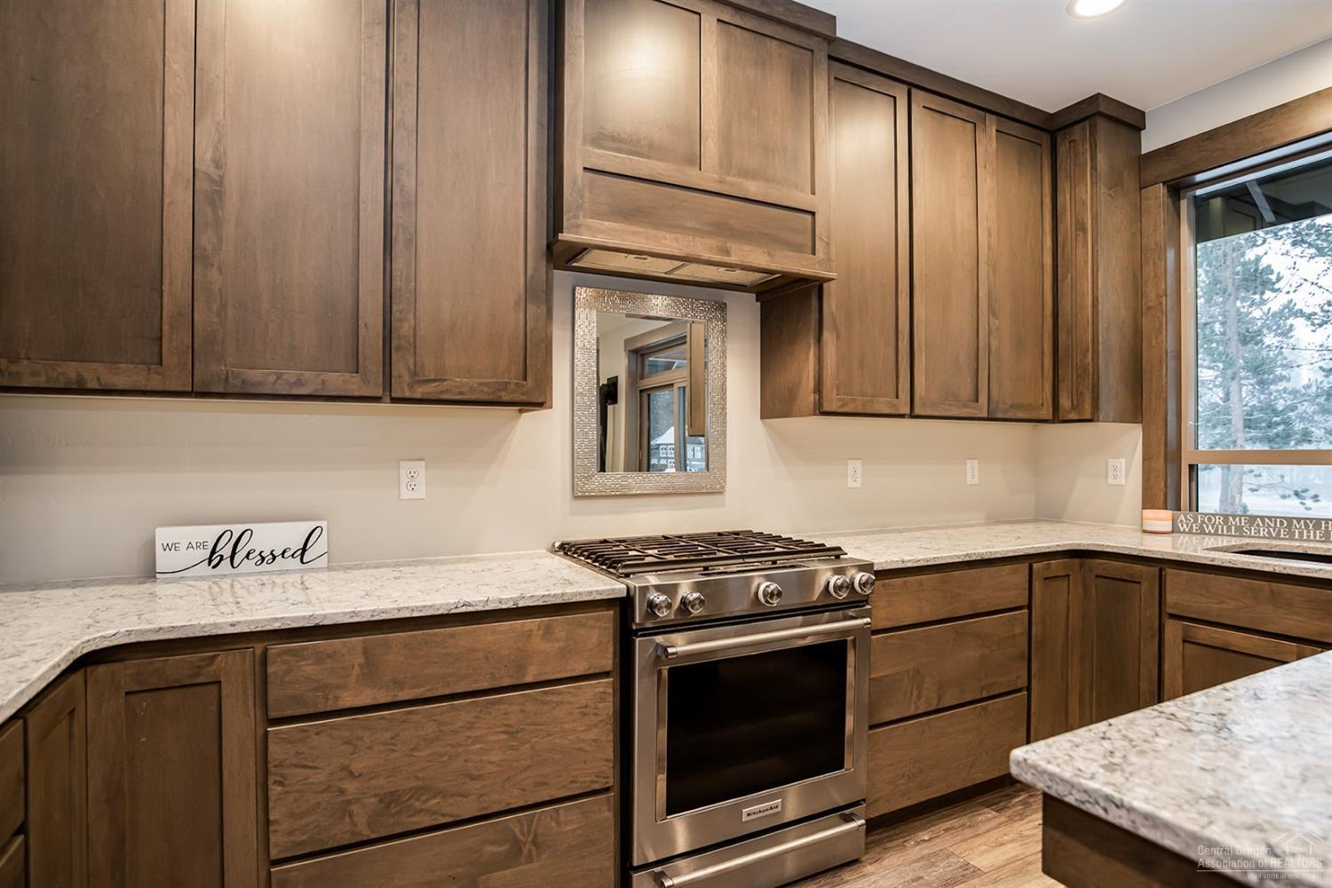 17325 Elsinore Road Bend, OR 97707 - Photo 7 of 25 Kitchen