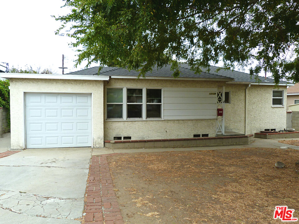 12139 Clarkson Road Los Angeles, CA 90064 - Photo 1 of 12