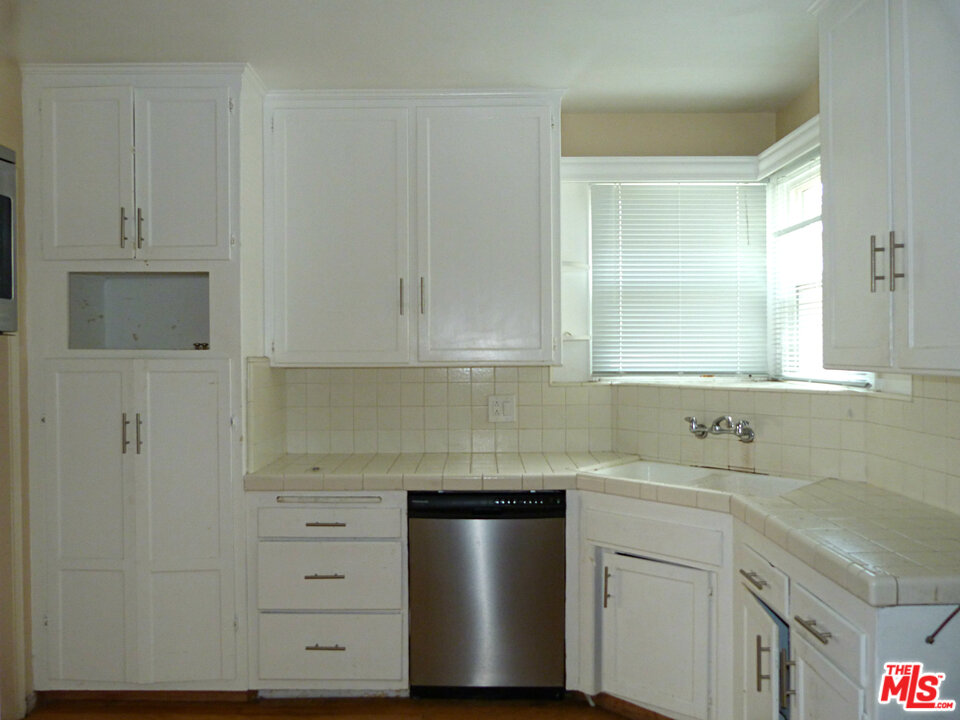 12139 Clarkson Road Los Angeles, CA 90064 - Photo 9 of 12