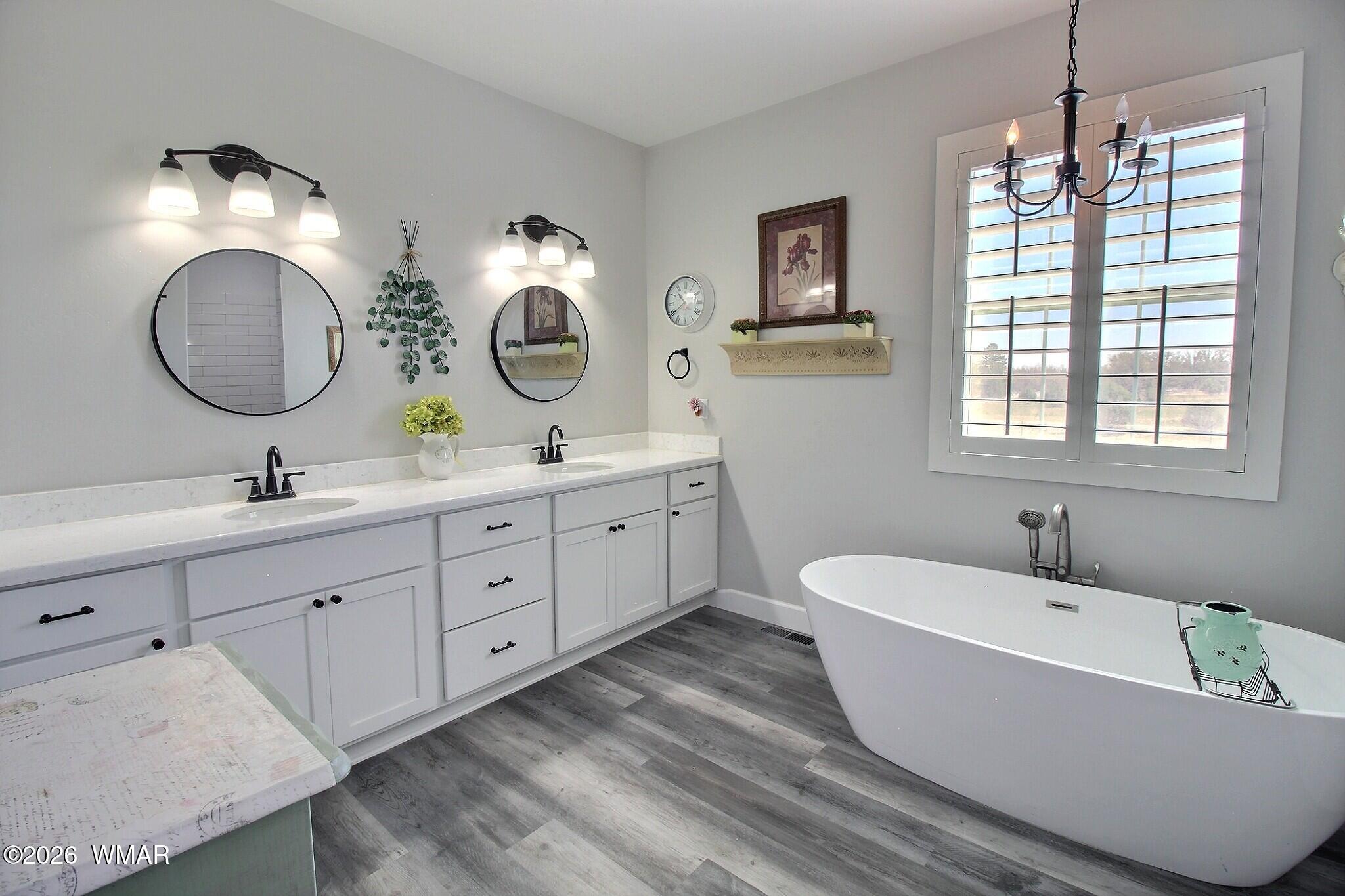 5325 Pinedale Wash Road Pinedale, AZ 85934 - Photo 13 of 32 a spacious bathroom with a double vanity sink mirror and a bathtub