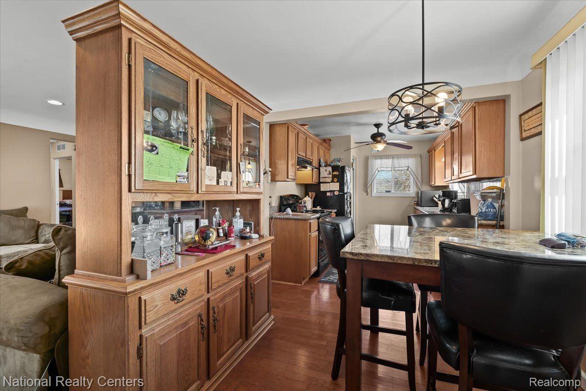 1050 West Kurtz Avenue Flint, MI 48505 - Photo 8 of 25 Dining Ro