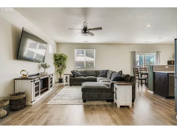 $479,900 | 900 Bear Creek Drive, Molalla, OR 97038