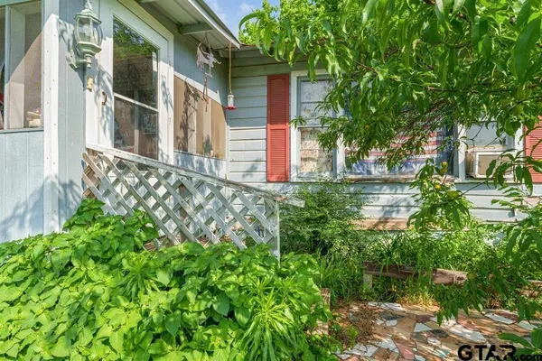 a view of a house with backyard and garden