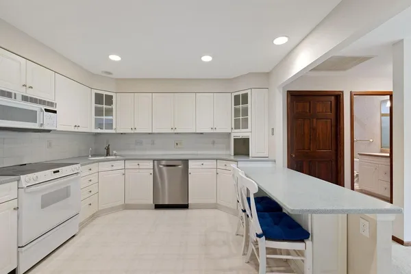 $374,900 | 5100 France Avenue South, Unit 305, Edina, MN 55410