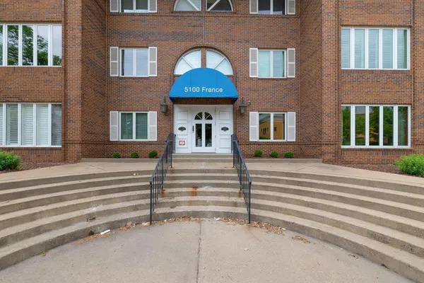 $374,900 | 5100 France Avenue South, Unit 305, Edina, MN 55410
