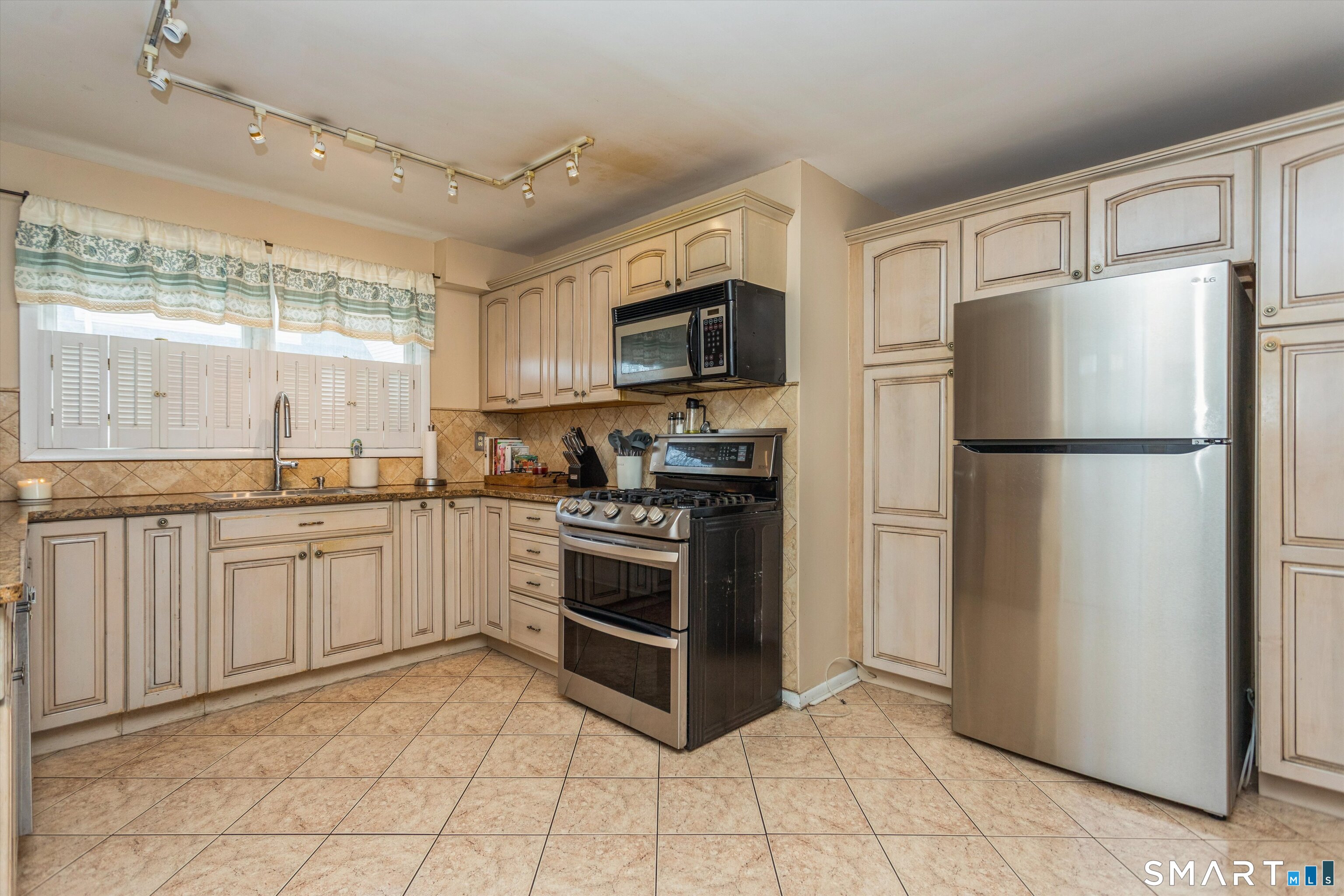 59 Woodway Road, Unit 1 Stamford, CT 06907 - Photo 3 of 30