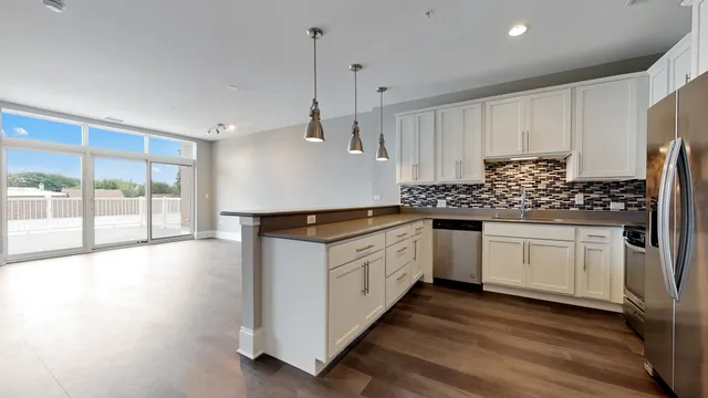 $2,000 | 4758 North Laramie Avenue, Unit 303, Chicago, IL 60630