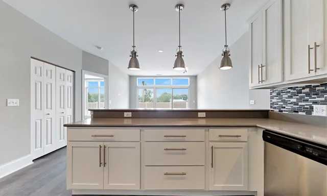 $2,000 | 4758 North Laramie Avenue, Unit 303, Chicago, IL 60630