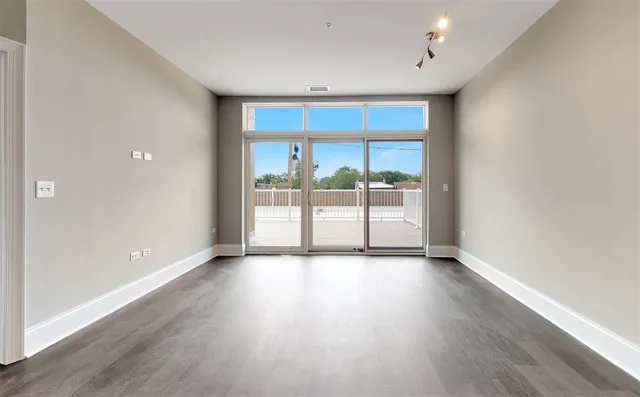 $2,000 | 4758 North Laramie Avenue, Unit 303, Chicago, IL 60630