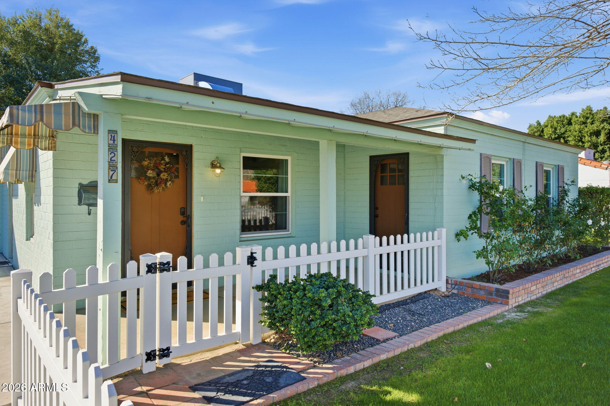 427 East Oregon Avenue Phoenix, AZ 85012 - Photo 3 of 32 a front view of a house with garden
