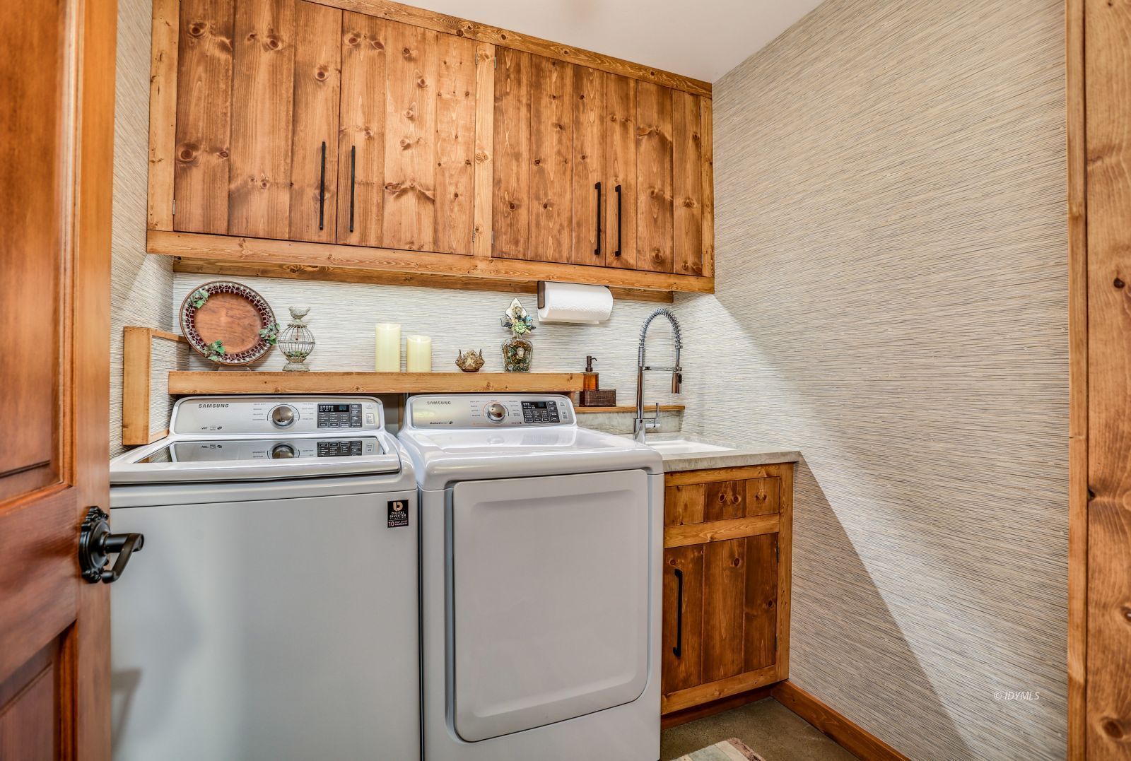 24581 Fern Valley Road Idyllwild, CA 92549 - Photo 42 of 50 Laundry room