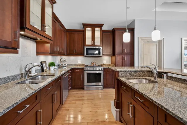 $449,900 | 1313 North Franklin Place, Unit 1002, Milwaukee, WI 53202