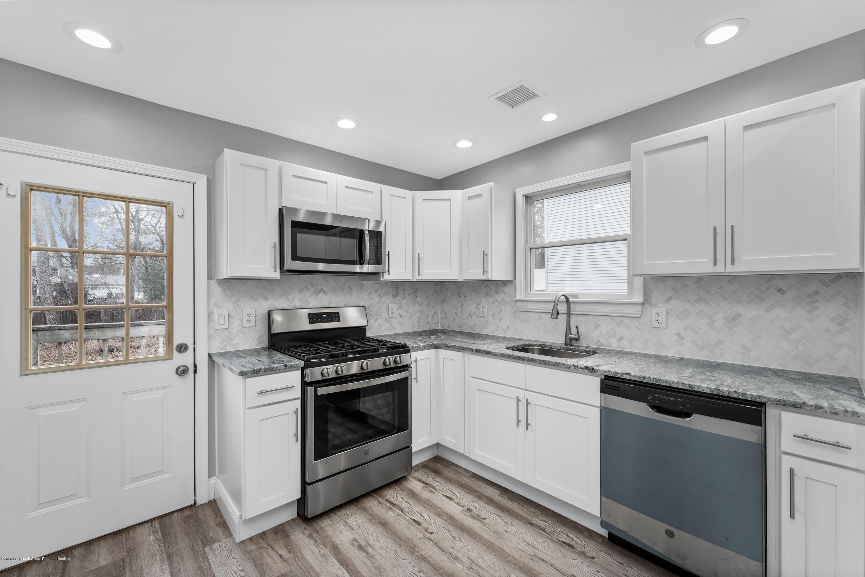 312 Riverside Drive Bayville, NJ 08721 - Photo 8 of 40 Kitchen3