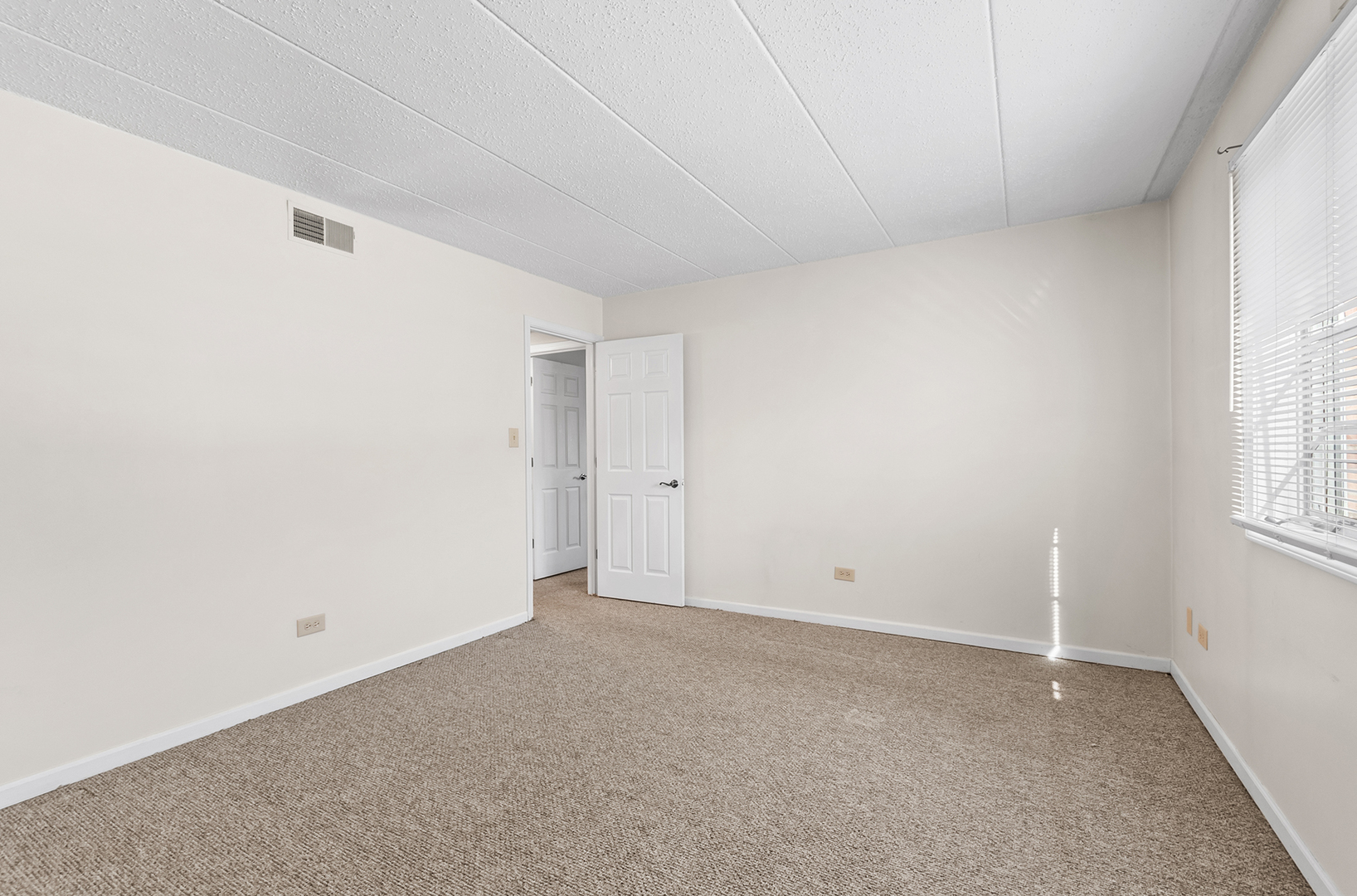 18302 Robin Lane, Unit D1 Homewood, IL 60430 - Photo 13 of 22 a view of an empty room