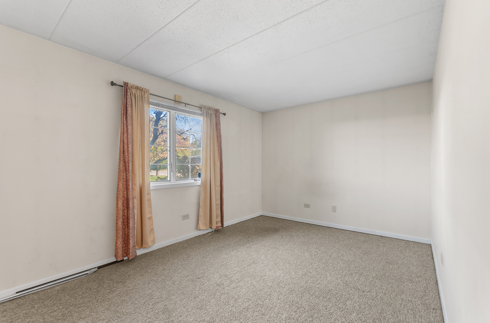 18302 Robin Lane, Unit D1 Homewood, IL 60430 - Photo 15 of 22 an empty room with a window