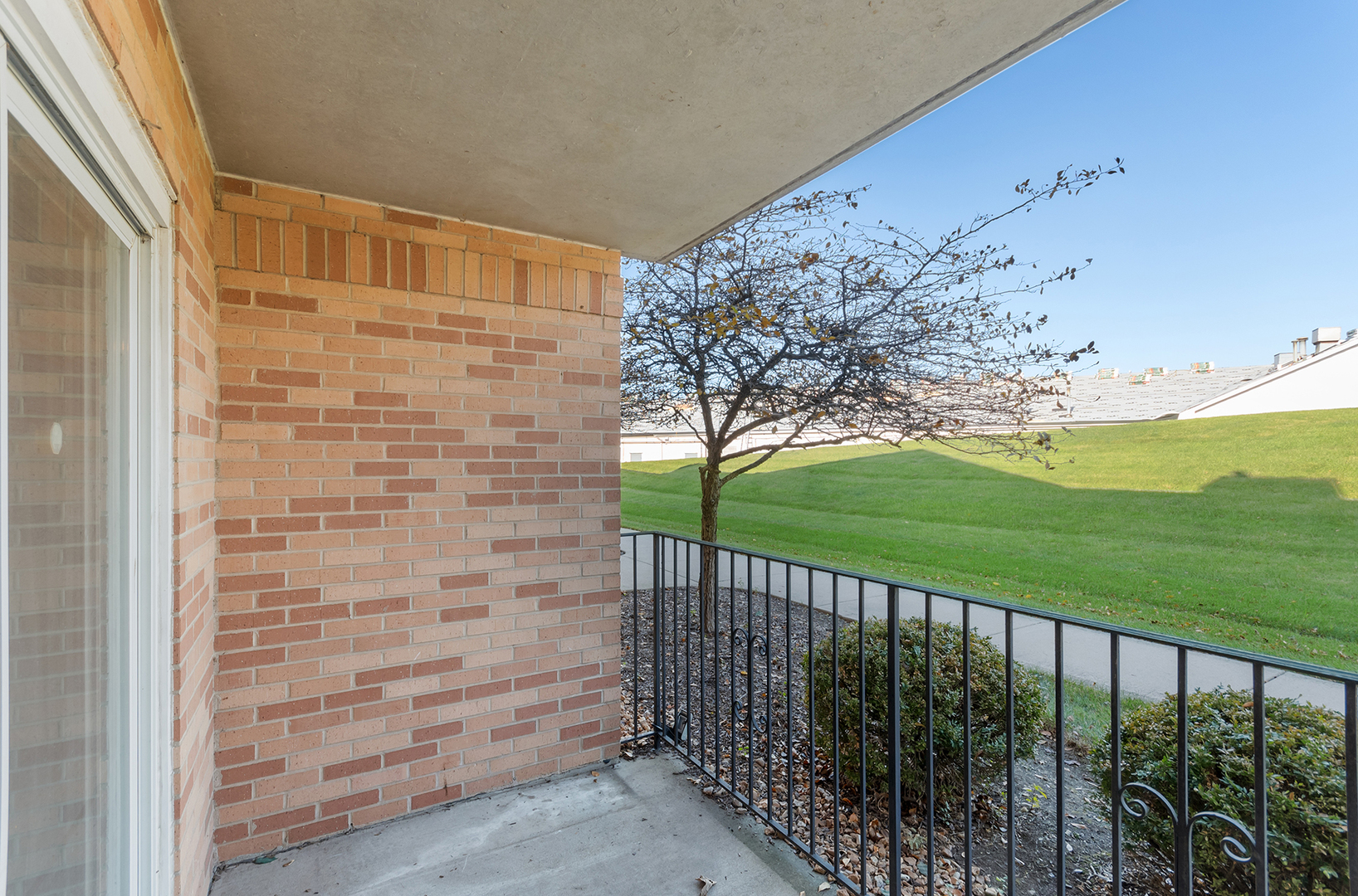 18302 Robin Lane, Unit D1 Homewood, IL 60430 - Photo 19 of 22 a view of a garden