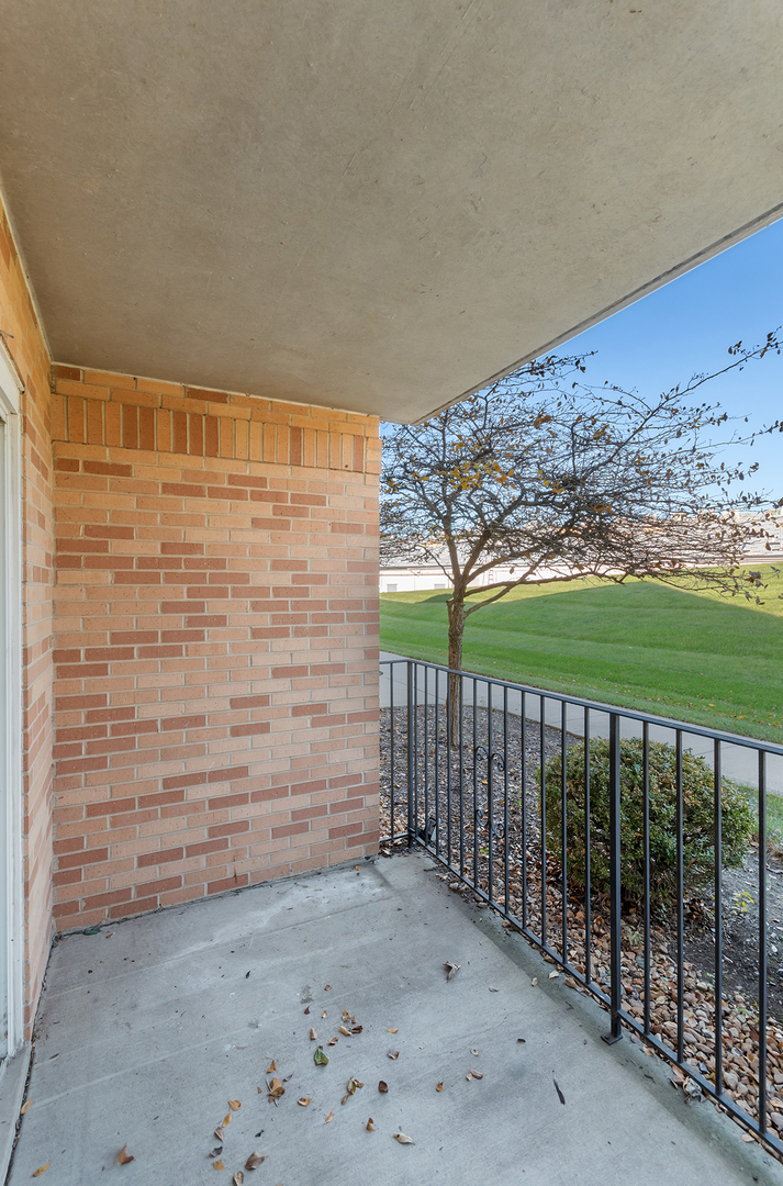 18302 Robin Lane, Unit D1 Homewood, IL 60430 - Photo 20 of 22 a view of a porch