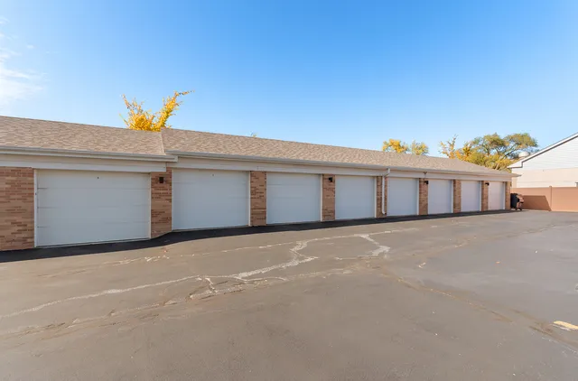 $194,900 | 18302 Robin Lane, Unit D1, Homewood, IL 60430