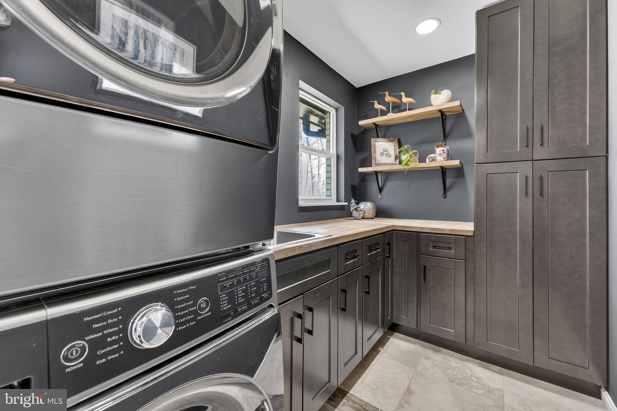7427 Maple Branch Road Clifton, VA 20124 - Photo 31 of 100 Laundry/Mud Room with Utility Sink and Cabinets