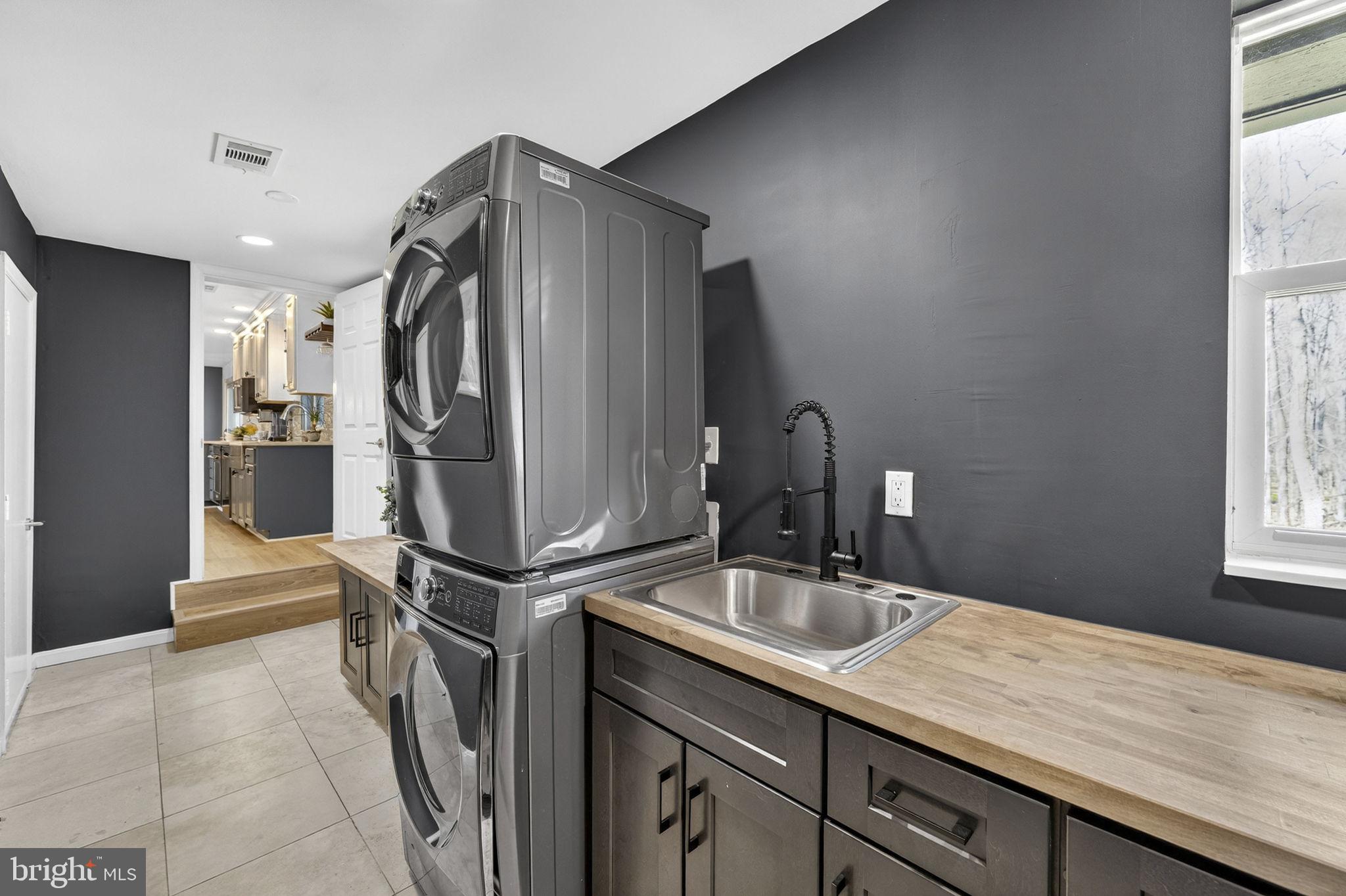 7427 Maple Branch Road Clifton, VA 20124 - Photo 32 of 100 Laundry/Mud Room Opens to Garage & to Kitchen