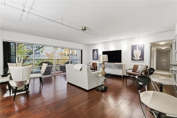 $330,000 | 310 West 49th Street, Unit 403, Kansas City, MO 64112