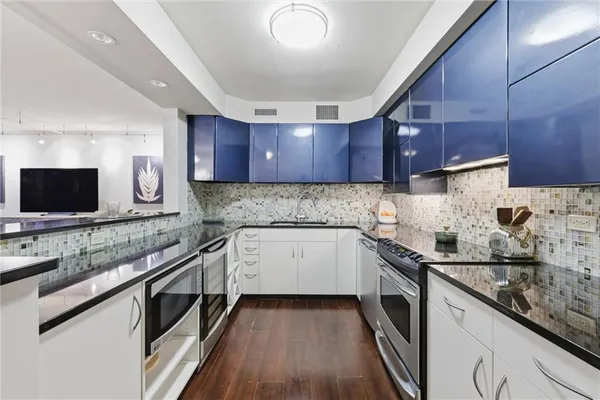 $330,000 | 310 West 49th Street, Unit 403, Kansas City, MO 64112